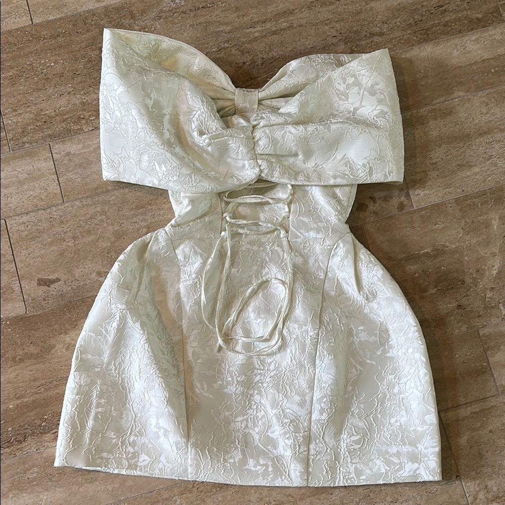 Elegant White Mini Dress with Bow Detail - Picture 2 of 5
